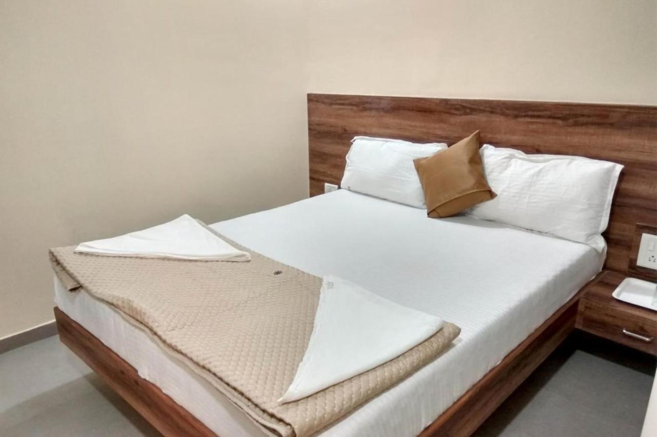 Hotel Terminus Square Kurla Esterno foto