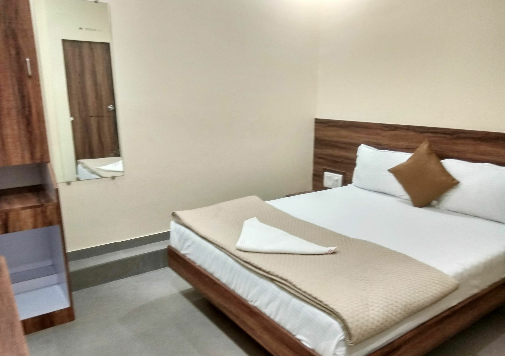 Hotel Terminus Square Kurla Esterno foto