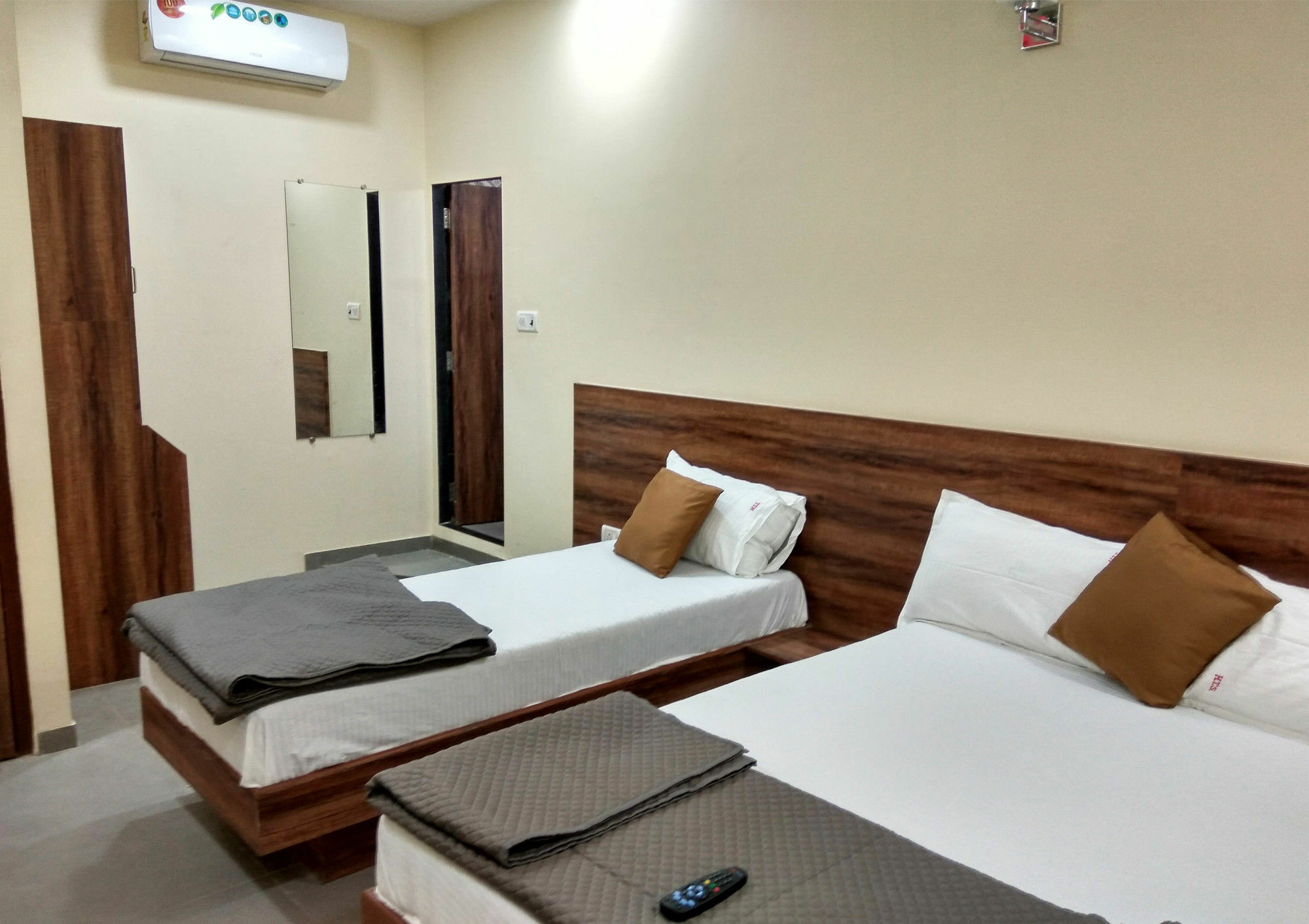 Hotel Terminus Square Kurla Esterno foto